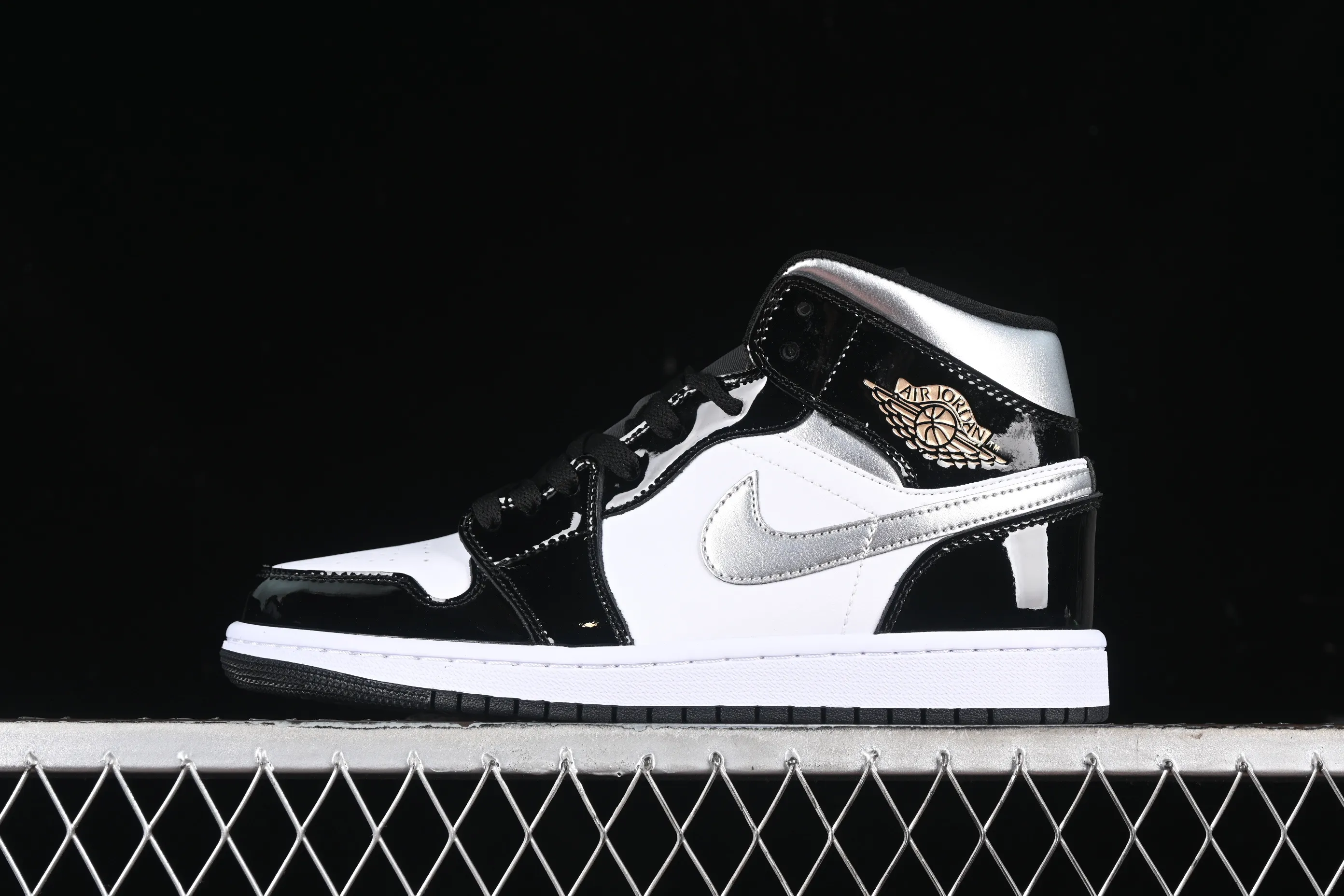 All categories Air Jordan Jordan series basketball shoes Air Jordan 1 Mid Air Jordan 1 Mid AJ1 Joe 1 white, black and silver color Zhongbang basketball shoes HV0789-010